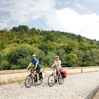 Radfahrer auf der Werratalbrücke in Creuzburg entlang des Werratal-Radweges