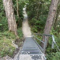 Über ein paar Stufen gehts runter zu einer erneuten Höllentalstraßenquerung
