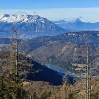 Aussicht vom Ochsenberg auf den Wiestalstausee und den Untersberg.