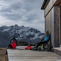 Vor der erneuerten Bifertenhütte lässt es sich gut rasten