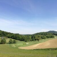 Entlang der Tatschkerland-Tour erhaschen wir einen Blick auf den Golfplatz Bad Gleichenberg