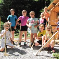 Kindern macht das Spielen besonders Spaß, hier an der Station "Plumpsklo"