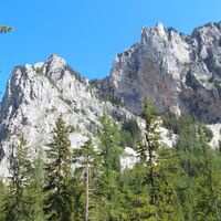Am Weg in die Jassing entlang steiler Felswände