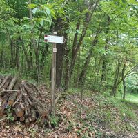 Beschilderung entlang des Weges