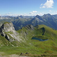 Rückblick zum Mühlbachsee mit der Seemauer und Kempen