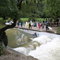 bekannte Welle am Eisbach am Englischen Garten
