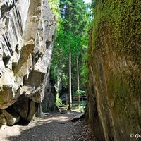 Durch die hohle Gasse erreicht man den Barbarossa-Tisch.