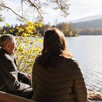 Rast am Reintalersee entlang des barrierefreien Wanderweges