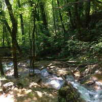 Die Arena unter dem Wasserfall von Clairefontaine