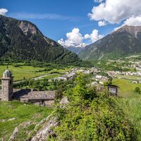 Panoramablick von der Kirche ins Tal