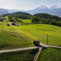 Reith Wiesenweg im Frühling - Drohnenaufnahme strahlend grüne Wiese mit Blick zum Inntal.jpg