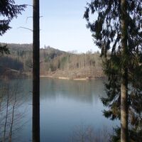Der Uferweg bietet immer einen Blick aufs Wasser