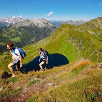 Wandern mit Twenger Almsee und Schönalmsee im Rücken.jpg