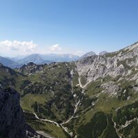 Blick vom Gipfel zum etwas westlich befindlichen Grabnertörl, wo sich das Admonter Haus befindet