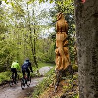Holzskulpturen bei Illingen-Schützingen