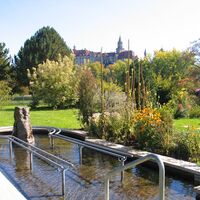 Kneippanlage gegenüber des Schlosses