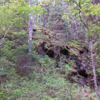 entlang der Route gibt es massive Felsen