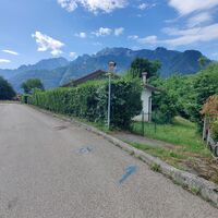Biegen Sie rechts ab. Folgen Sie dem blauen Pfeil.