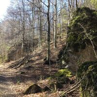 und durch den nördlichen Kalkgraben