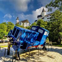 Parkplatz Altstadt mit gekippter Lok vor den Schwarzenberger Wahrzeichen