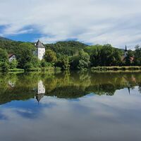 Weiher in St. Jakob am Thurn mit Schlosstum und Wallfahrtskirche