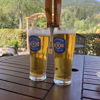 Am Ziel. Zufolge ungeheuren Bierdurschts darf es natürlich ein Doppelpack sein. Prost! Schee woas!
