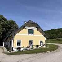 Geöffnet an Wochenenden ab 11:30 (man kann aber schon vorher pilgermäßig um ein Bier bitten :)