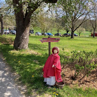 Wer steht denn da? Rotkäppchen!
