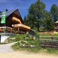 Neue Bonner Hütte mit Spielplatz