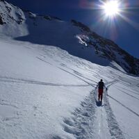 Wir nähern uns im nach wie vor nicht allzu steilen Gletschergelände der Nordflanke an
