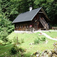 bei der schönen gepflegten Jagdhütte vorbei