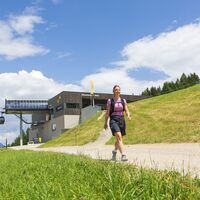 Wanderin am WM-Pfad Planai