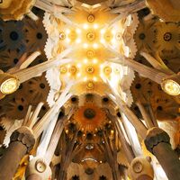 Sagrada Familia - Interieur, Säulen, Gewölbe, Glasmalerei und Decke