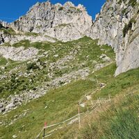 Der Weg schlängelt sich zur oberen Scharte hinauf