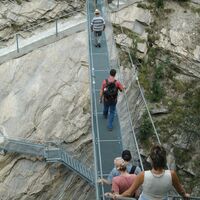 Hängefußgängerbrücke über dem Jolibach.