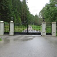 Imposantes Tor am Weg