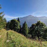 Talabwärts, rechts von uns, liegt die Kreuzeckgruppe mit dem Polinikgipfel.
