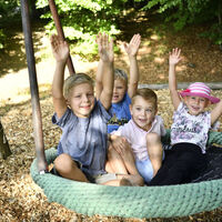 Spaß in der Nestschaukel am Waldkulturpfad