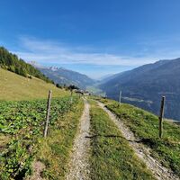 Vor uns liegt ein kleines Hüttendorf, welches wir im Schritttempo durchqueren. (Gatter schließen!)