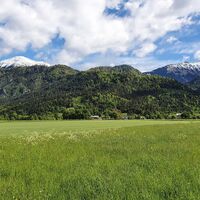 Der Blick von der Dorfstraße auf den Stol, die Begunjščica und den St. Peter
