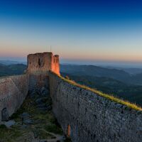 Sonnenaufgang über der Burg Montségur