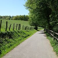 Abwechslungsreiche Landschaft entlang des Weges