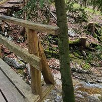 Brücke zwischen Hochgols und Steingut