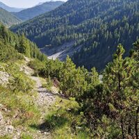 Hier der weitere Wegverlauf weiter oben, die Latschen sind ordentlich ausgeschnitten.