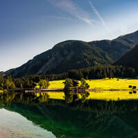 Blick über den See zum Gasthof