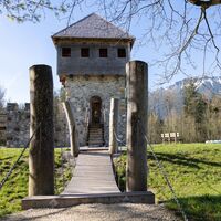 Ritterspielplatz mit kleiner "Burg"