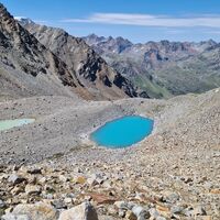 Unterhalb vom Weg zwei Seen, der eine Graublau der andere Türkisblau.