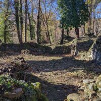 zwischen den Ruinen der Burg Baratonia