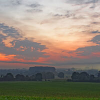 Der Sonnenuntergang legt sich über die weiten Felder bei Zeven