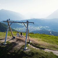 Schaukel auf Seefelder Joch im Sommer_Drohnenaufnahme_Blick auf Seefeld und Hohe Munde.jpg